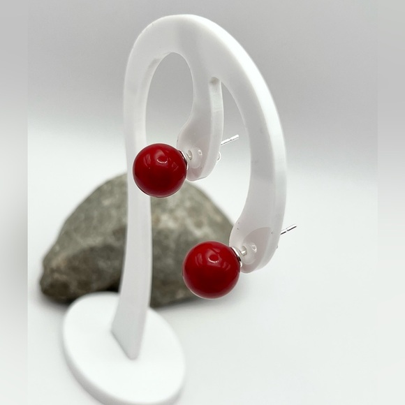 RED SHELL PEARL STUD EARRINGS - Picture 6 of 10